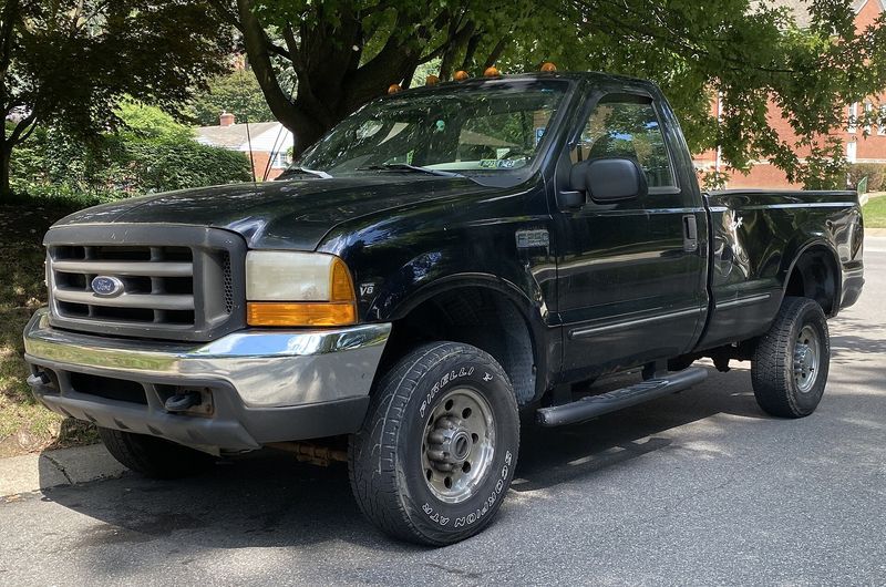 Black 1999 Ford F-250 Super Duty, front three-quarter view